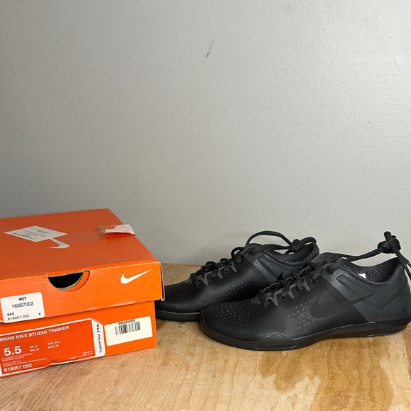 Nike Womens Black Studio Trainer Shoes size 5.5 - Picture 1 of 8